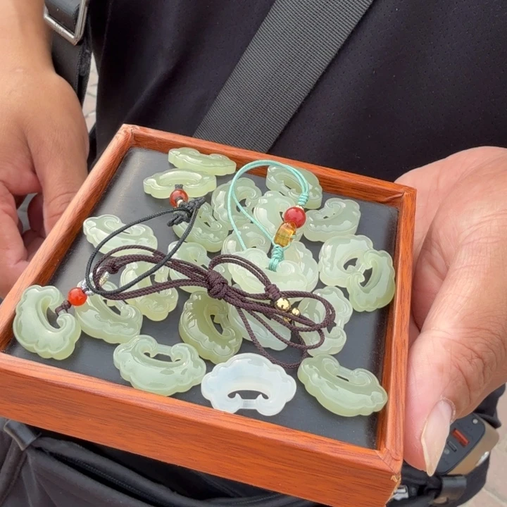 和田玉未镶嵌颈饰多样性，发一件