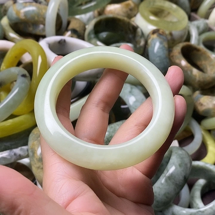 蛇纹石玉未镶嵌手镯