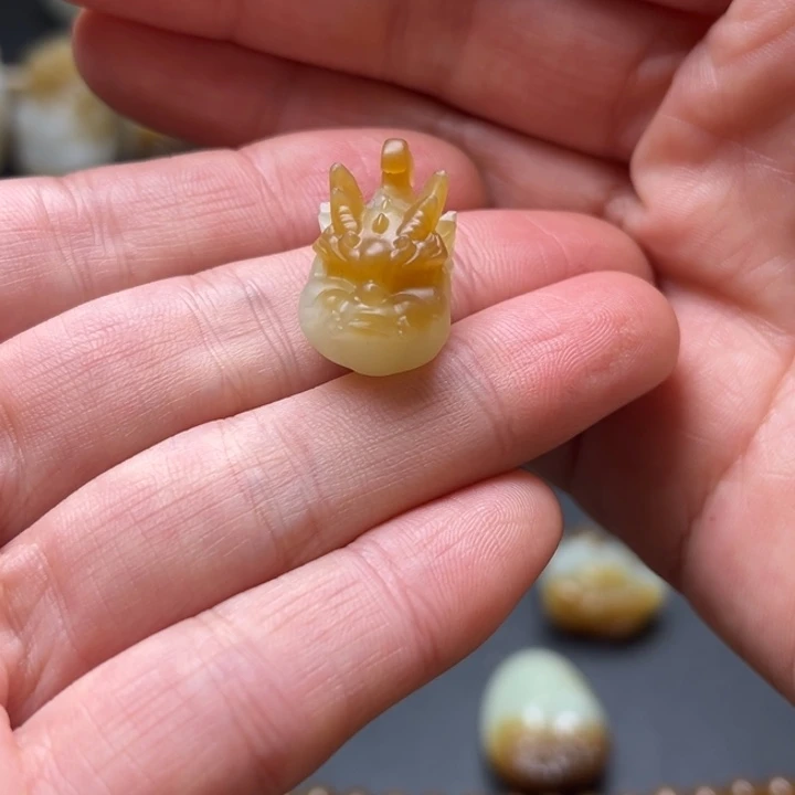 麦***菱和田玉（糖玉）未镶嵌颈饰