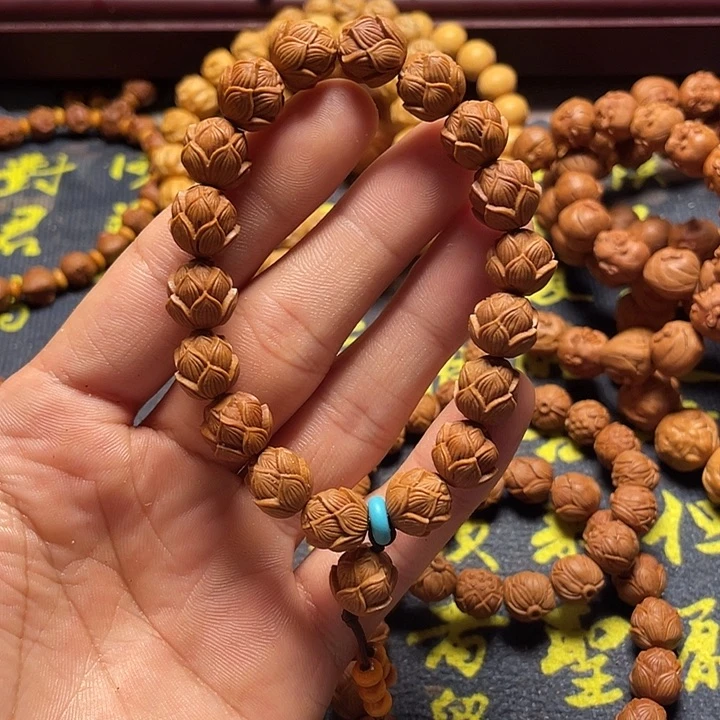 龙纹桃核雕刻莲花