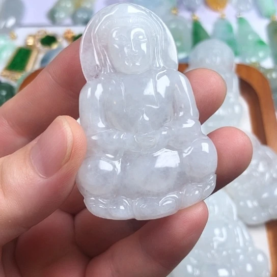 吕***渭颈饰未镶嵌翡翠观音