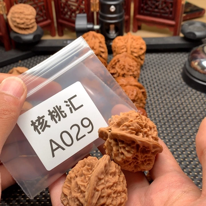 文玩核桃吊坠罗汉头