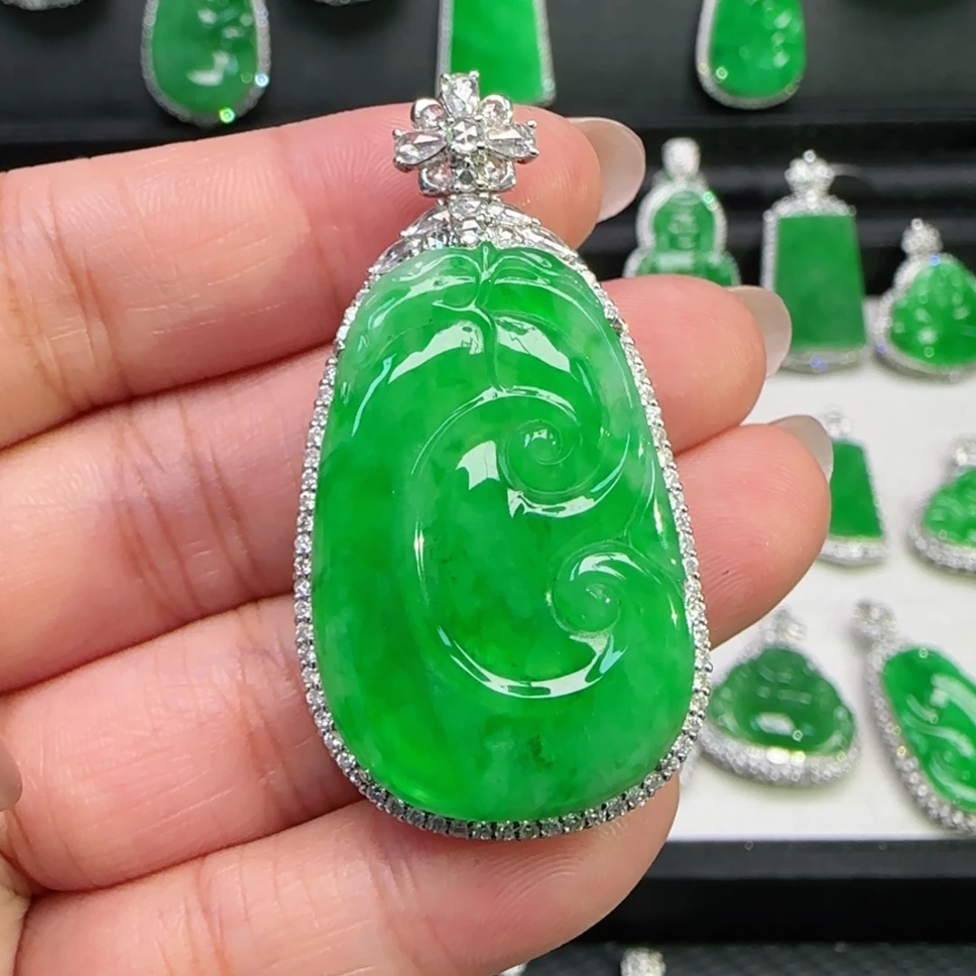 翡翠18K金镶嵌颈饰吊坠