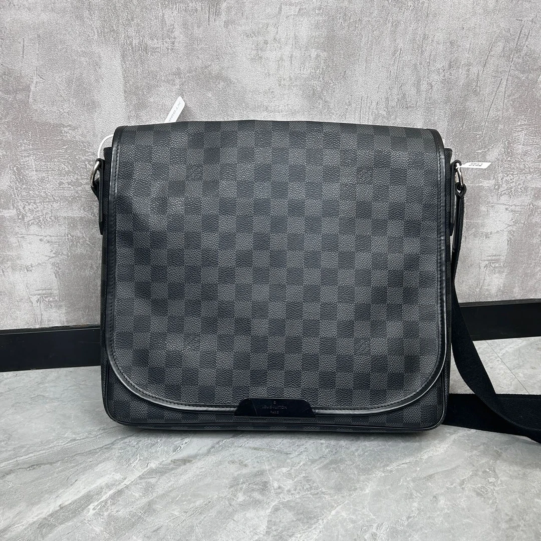 119 LV路易威登/Louis Vuitton 黑棋盘格单肩斜挎包 95新