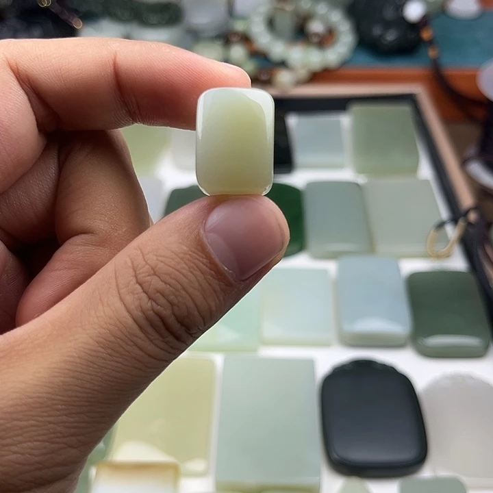 颈饰未镶嵌和田玉（糖玉）