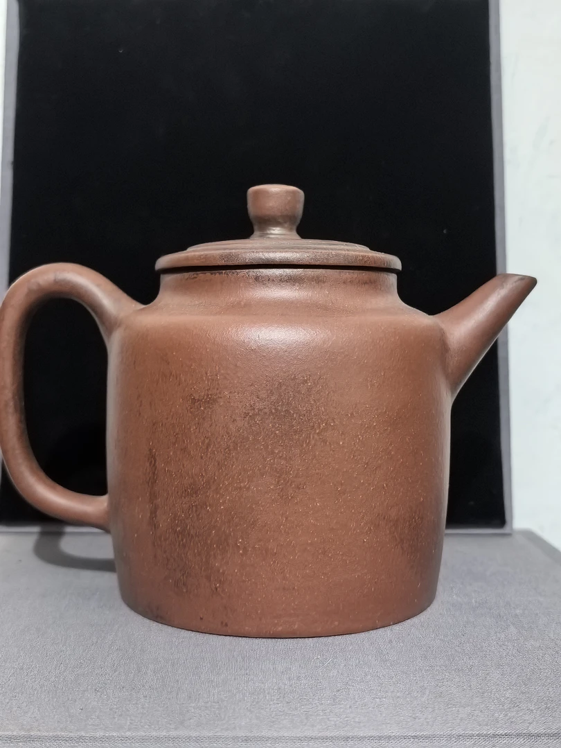 复古粗陶紫砂茶壶。