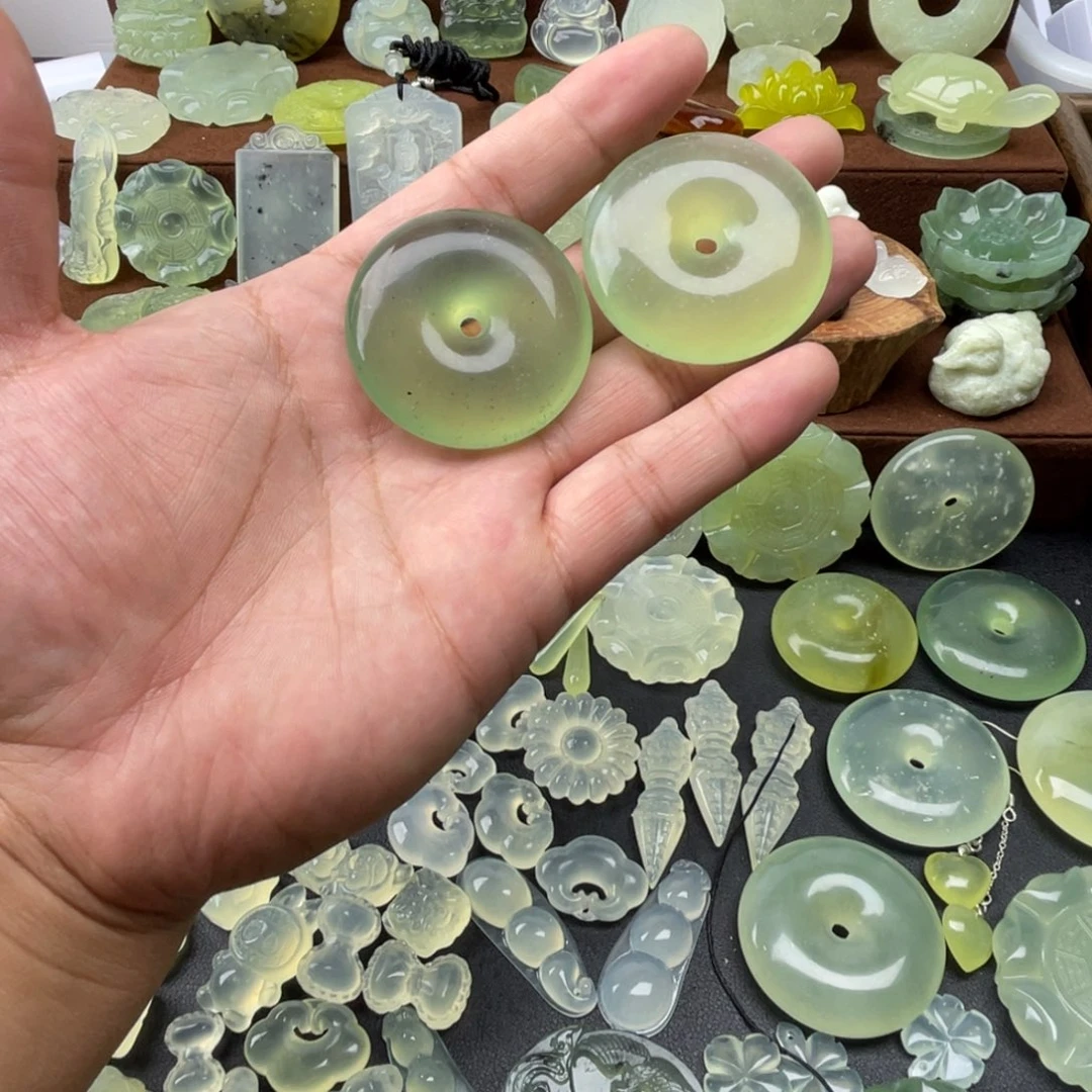 彭***晏未镶嵌蛇纹石玉颈饰