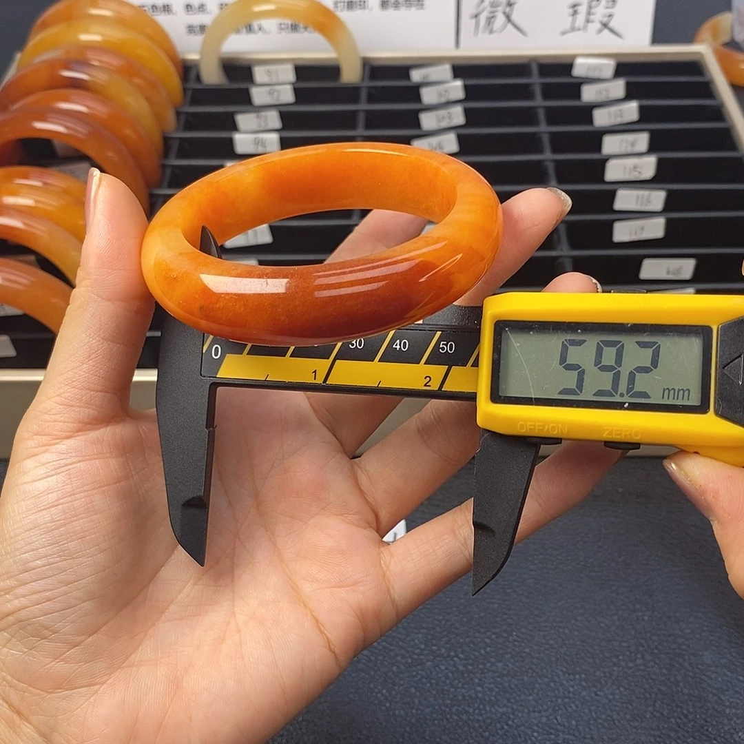未镶嵌石英质玉（黄龙玉）手镯92 号茄子山金沙老油红如血黄龙