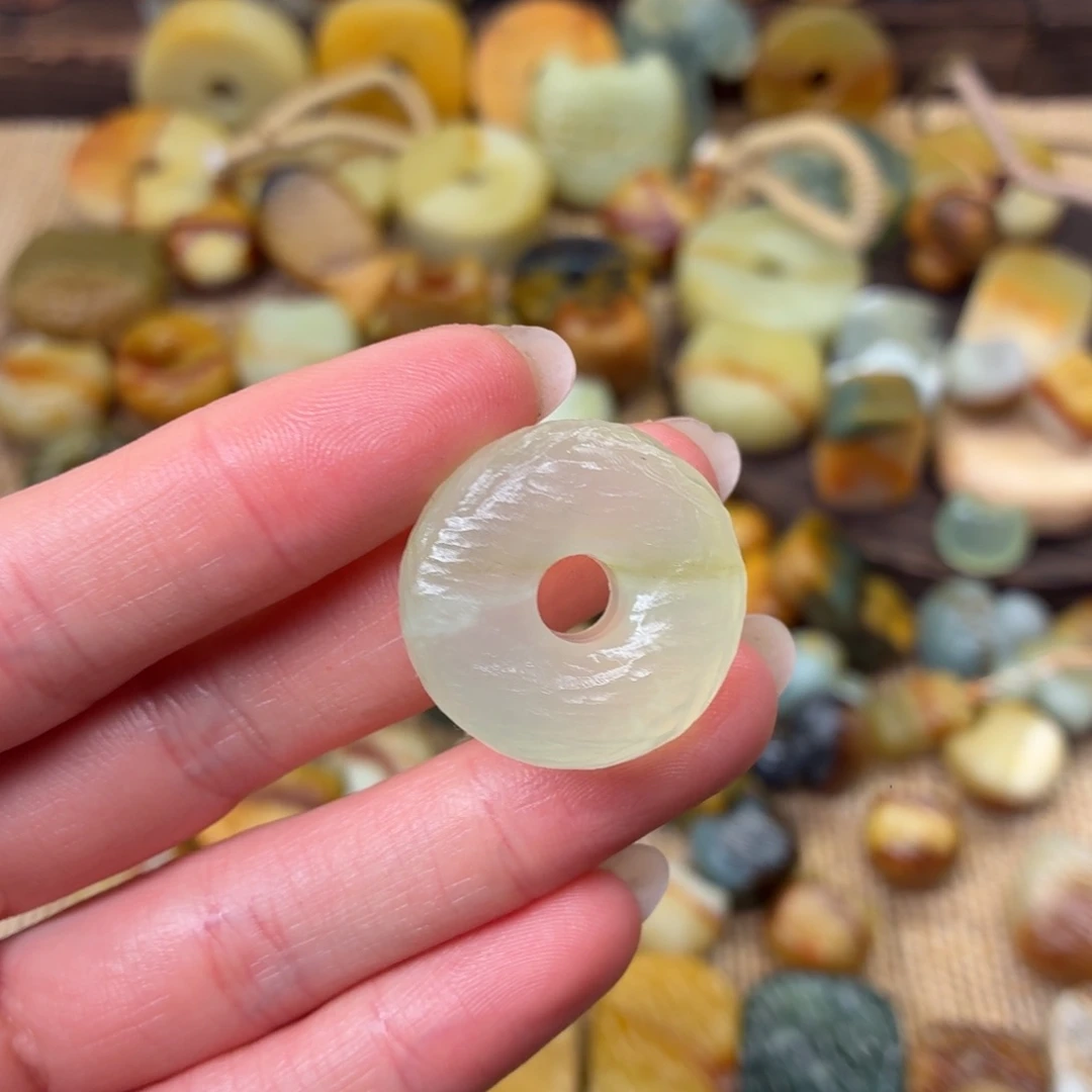 麻***菜蛇纹石玉未镶嵌颈饰