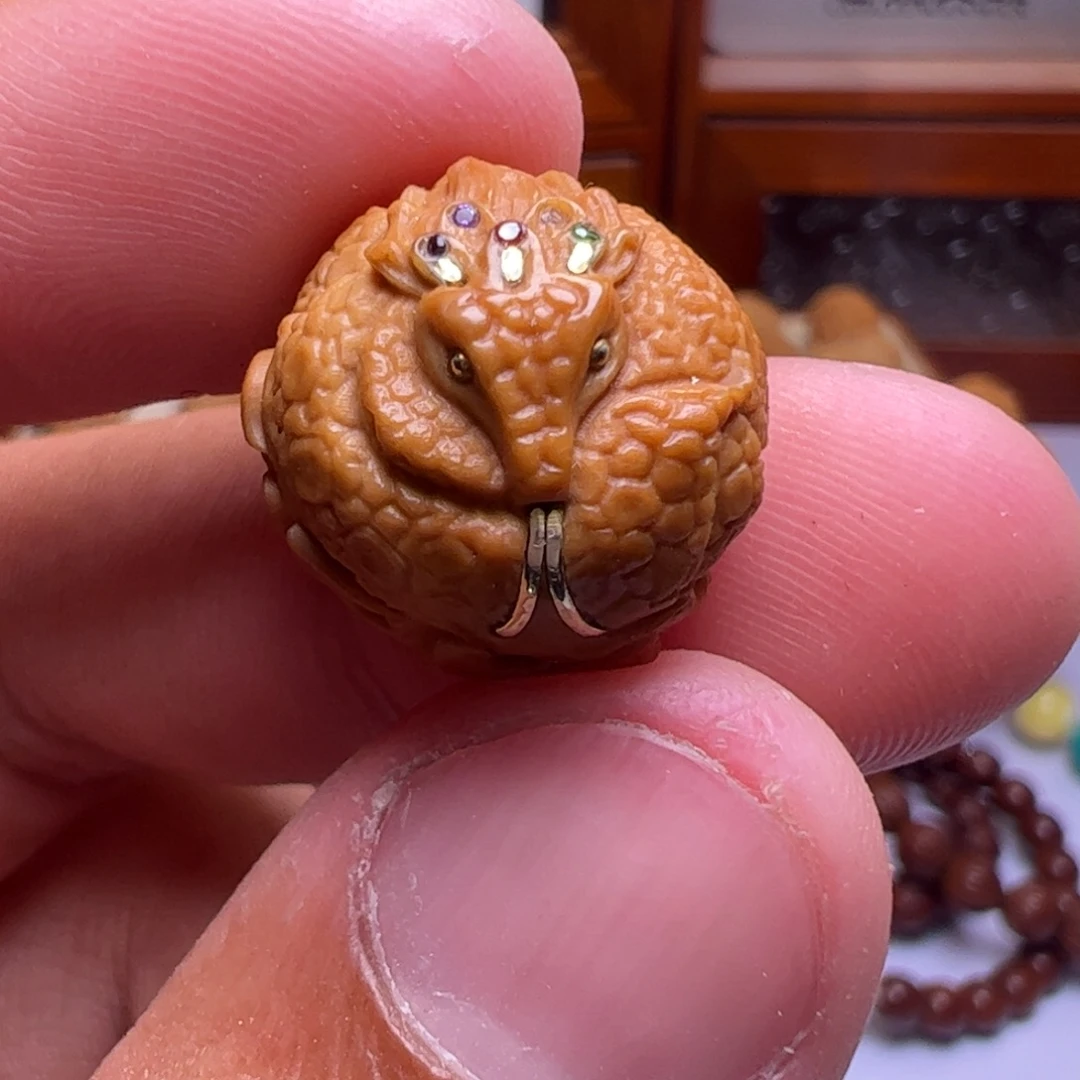 猴头核桃吊坠精工满镶嵌蛇