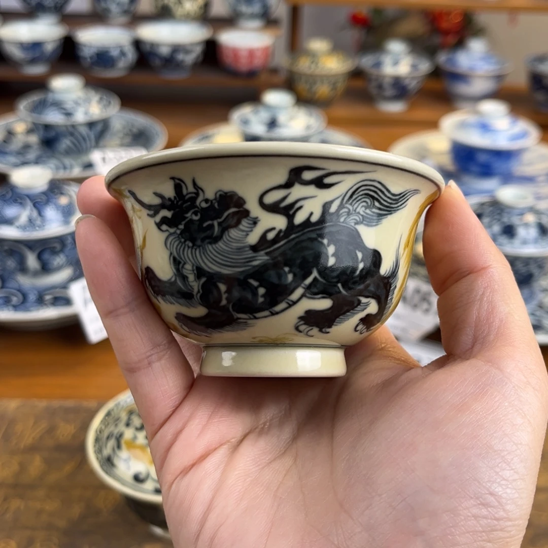 釉里金麒麟压手杯