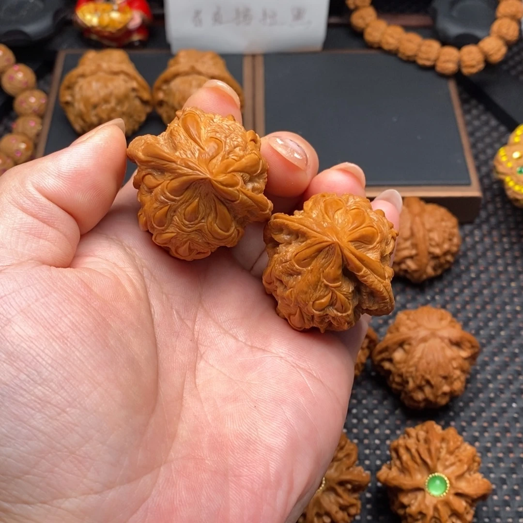 文玩核桃把件纯手工雕刻吞噬40尺