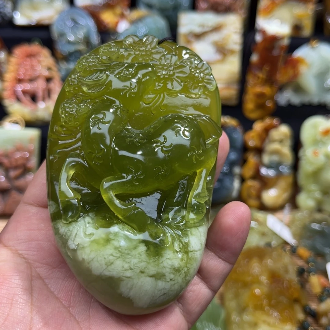 笑***尘未镶嵌蛇纹石玉颈饰