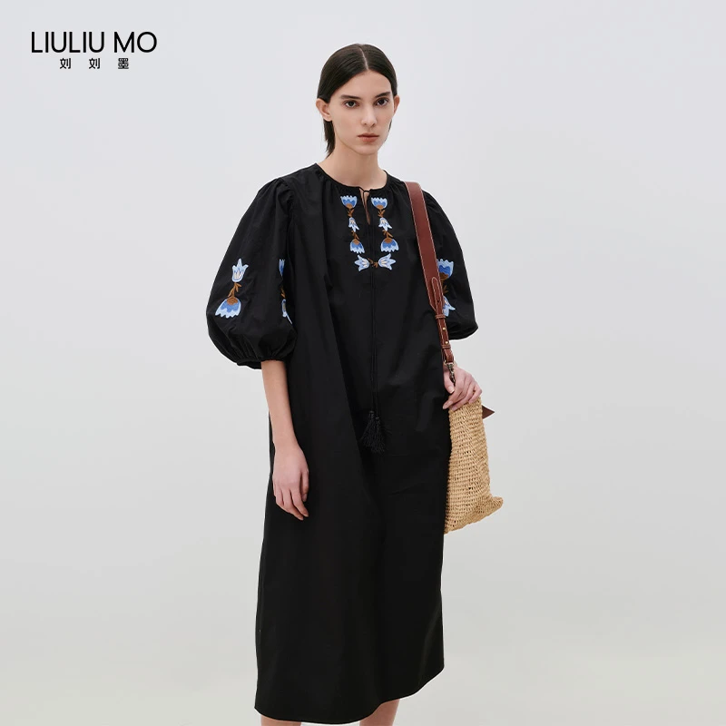 刘刘墨2025新款时尚复古黑色重工刺绣名族风宽松松弛感连衣裙