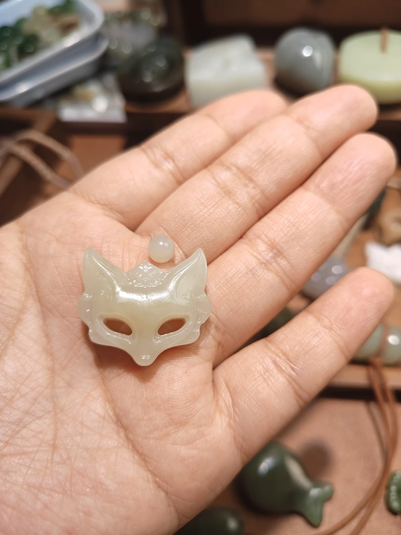 和田玉狐狸面具吊坠