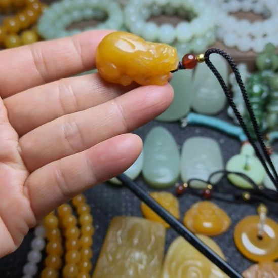 石英质玉（黄龙玉）未镶嵌颈饰