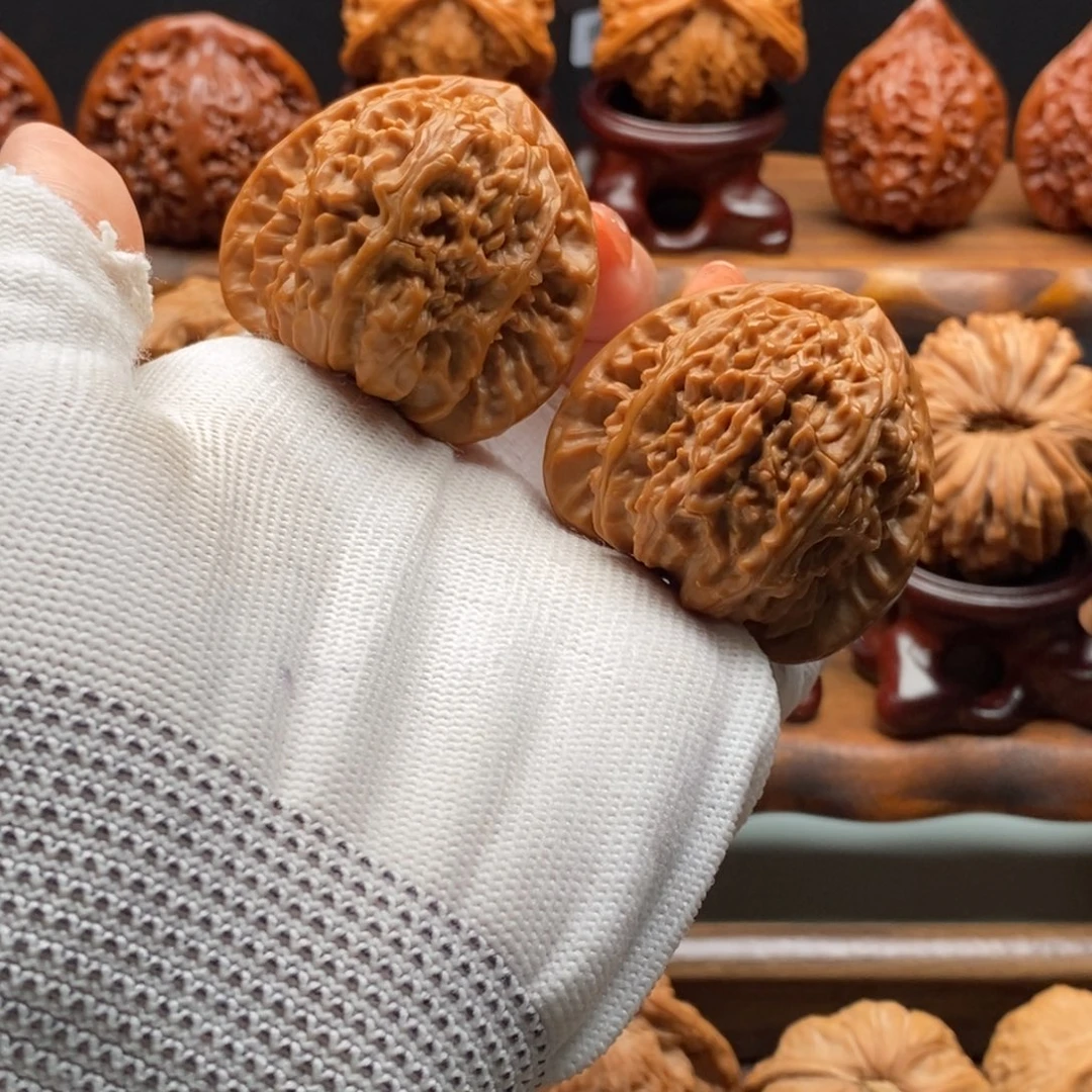 文玩核桃吊坠三角白核桃