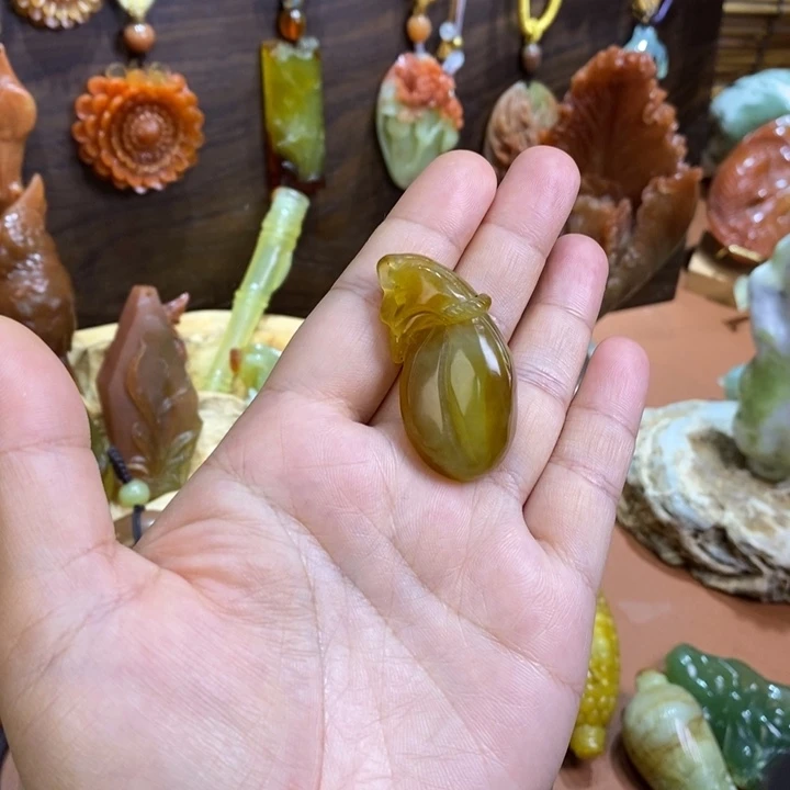 蛇纹石玉未镶嵌颈饰