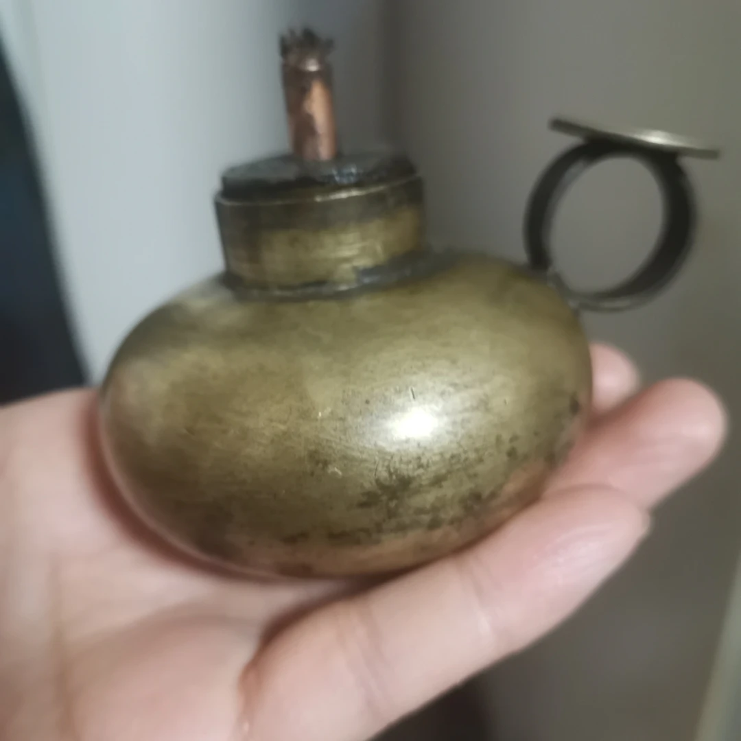 一件铜油灯，商品如图