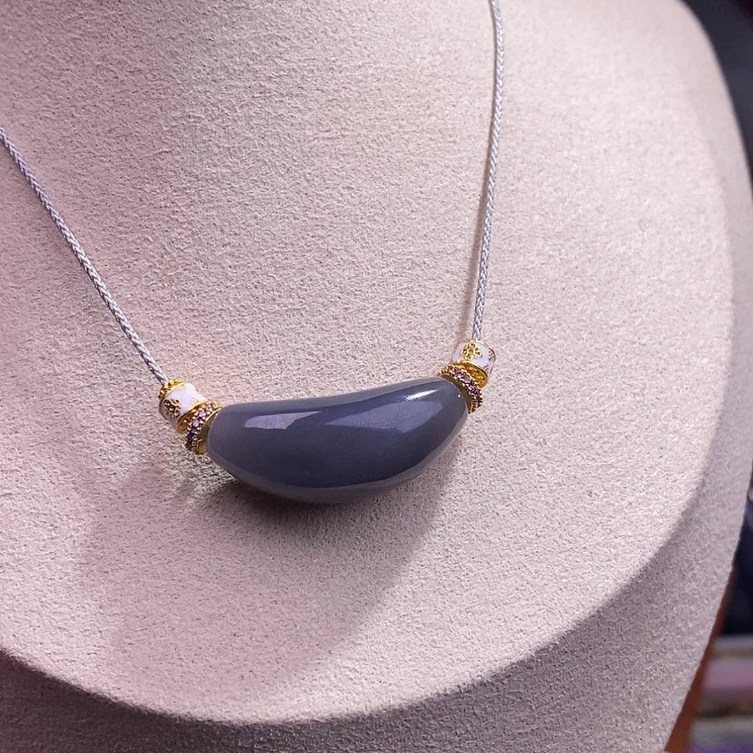 颈饰未镶嵌和田玉烟紫弯管吊坠