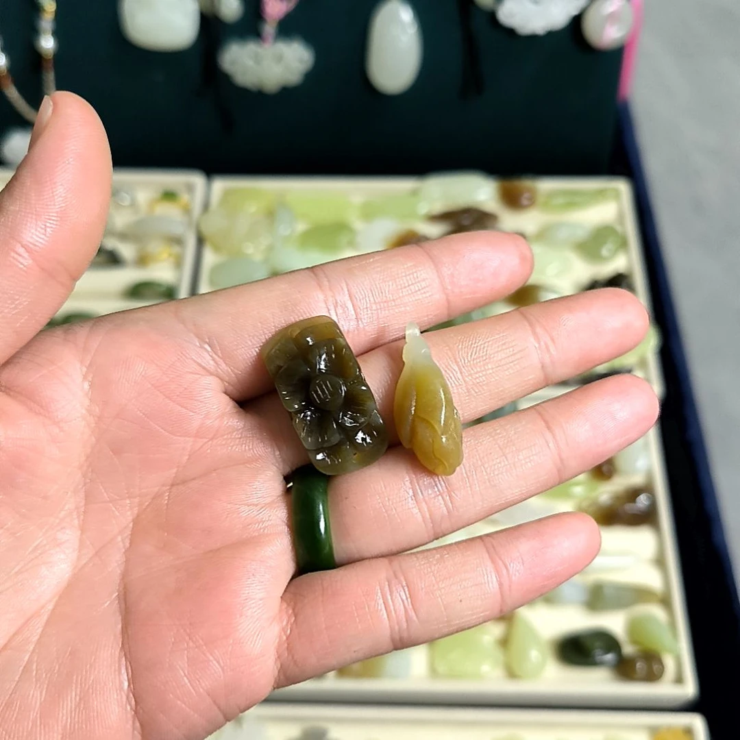 汝***吖和田玉未镶嵌颈饰