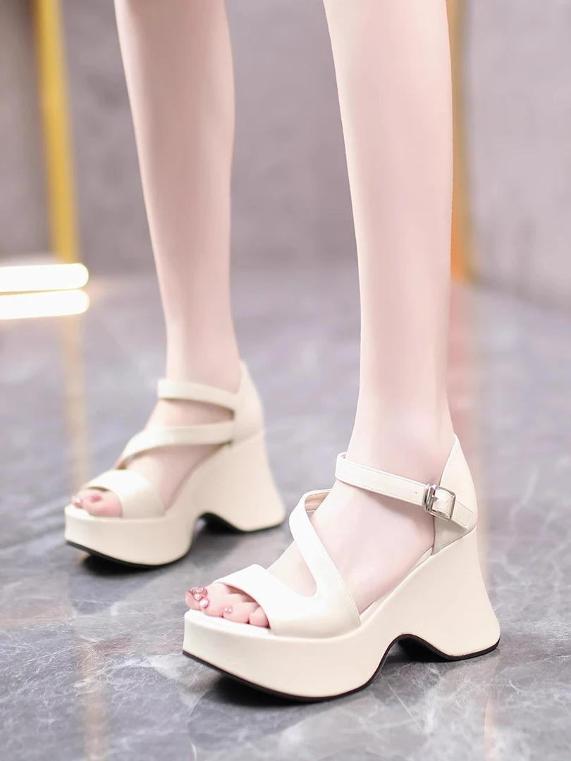 啄木鸟增高8CM坡跟时尚凉鞋女夏季露趾防水台一字带百搭高跟鞋