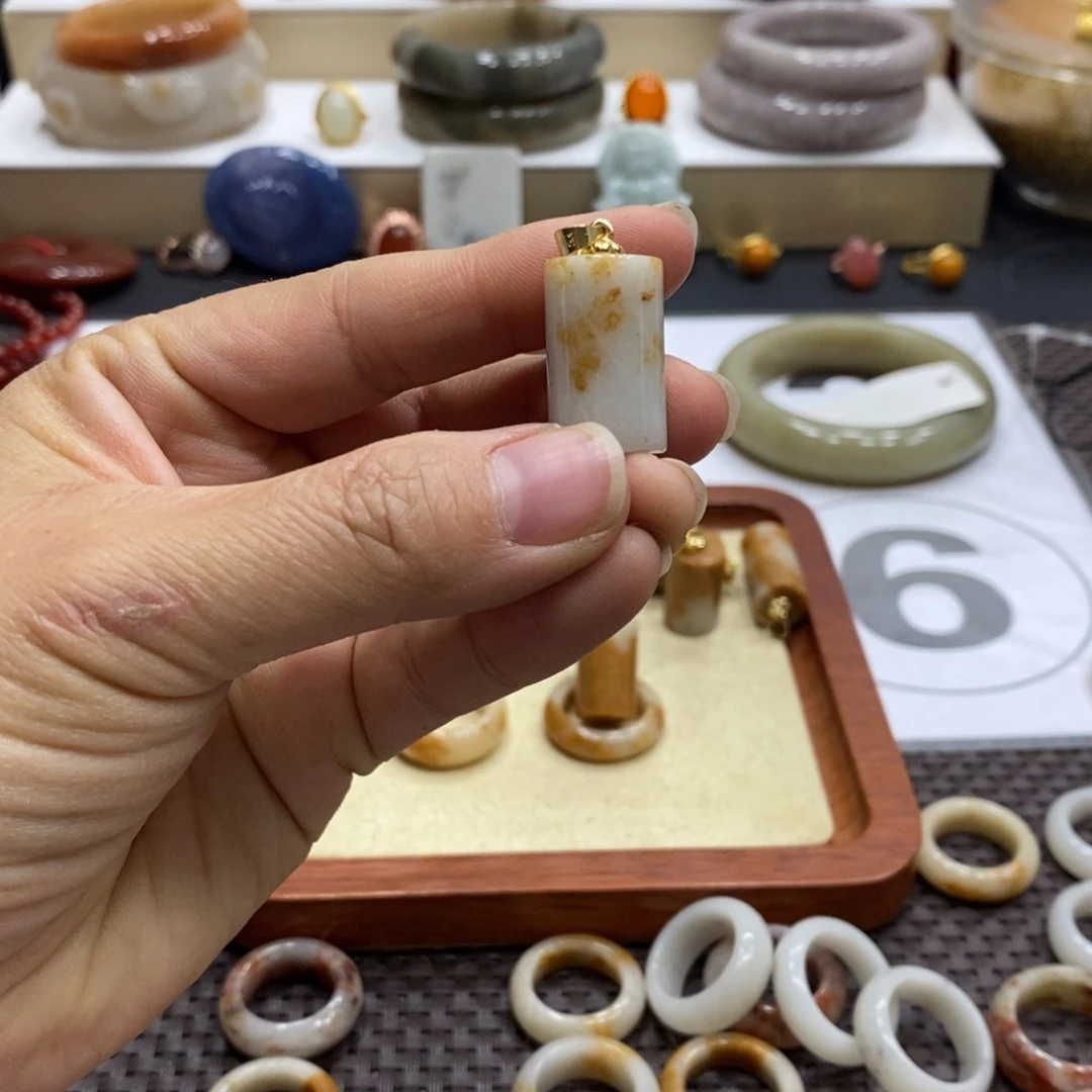 黑***妞石英质玉未镶嵌手镯