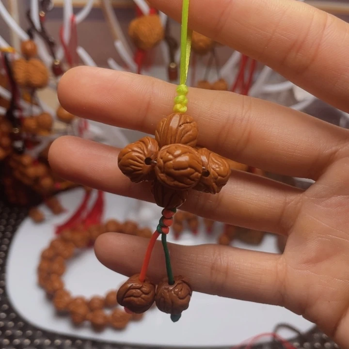 木质类龙纹桃枭挂件