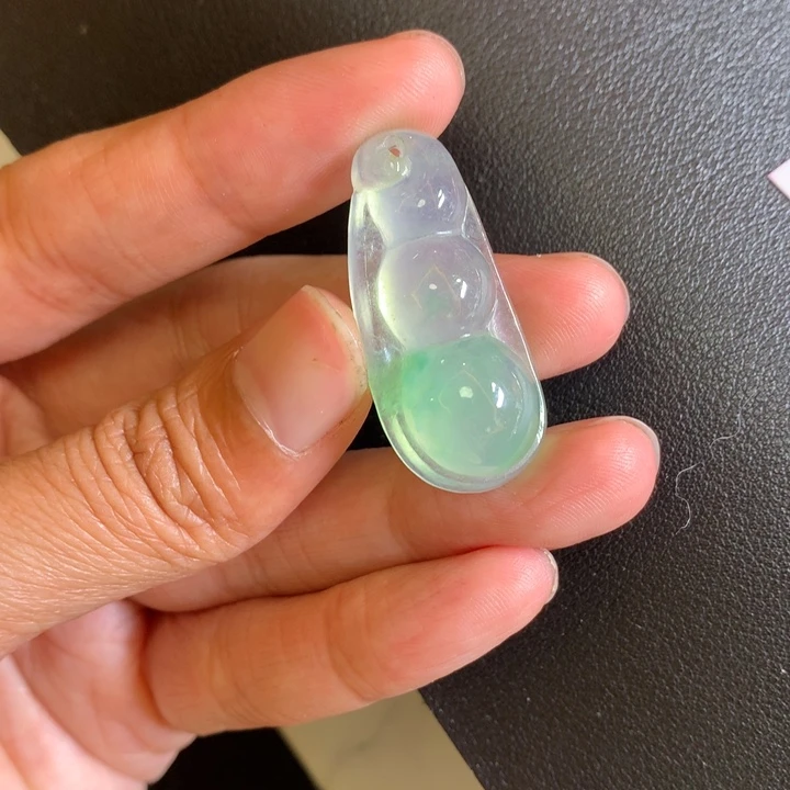 格****）缅甸翡翠冰胶绿底大豆子