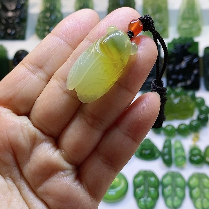 蛇纹石玉颈饰未镶嵌