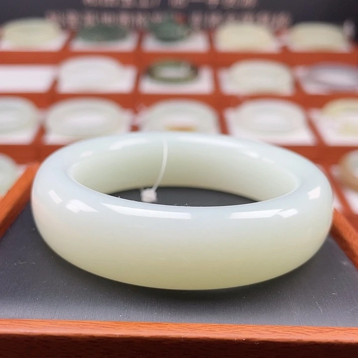 和田玉手镯未镶嵌油膏料