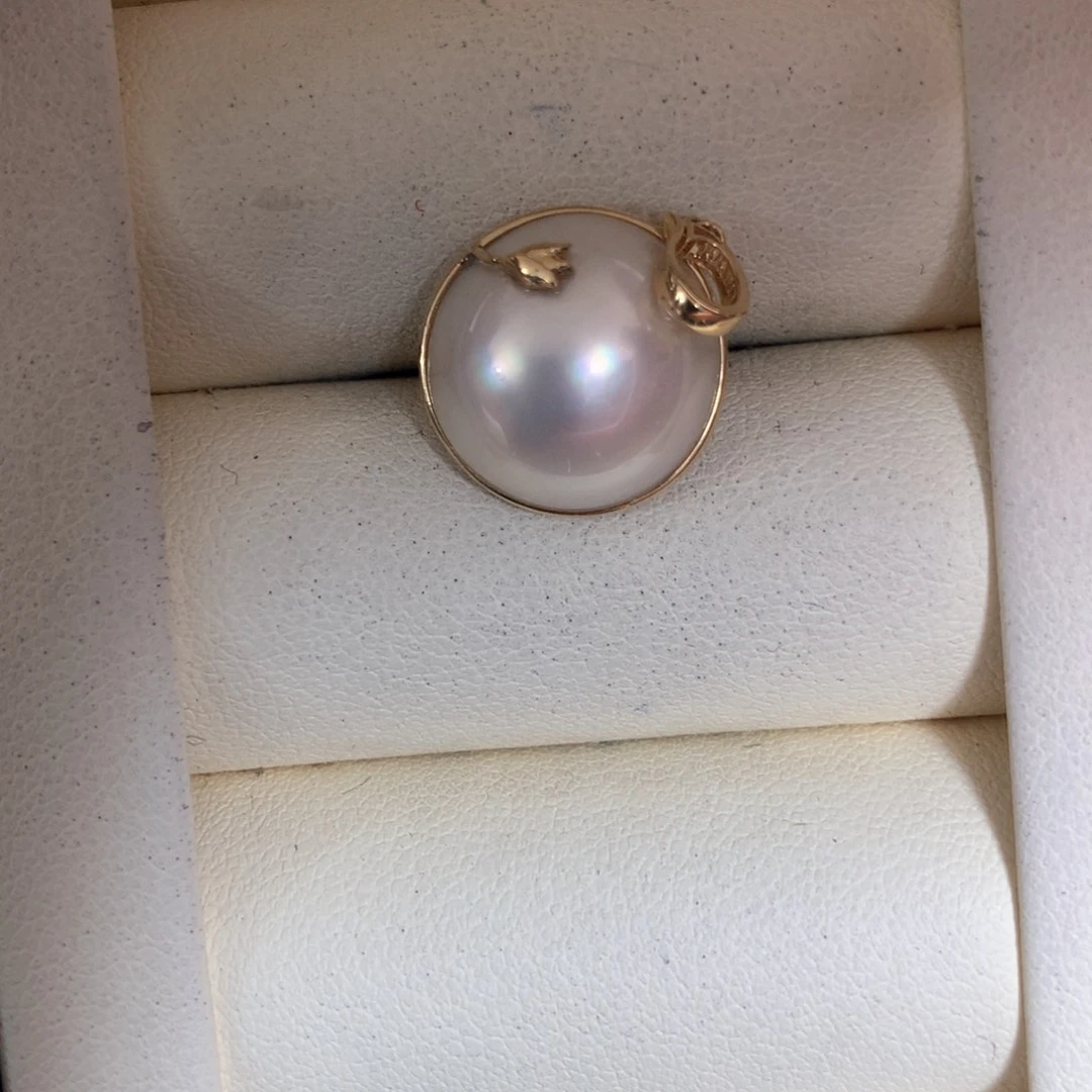 拼合珍珠（马贝珠）颈饰18K金镶嵌