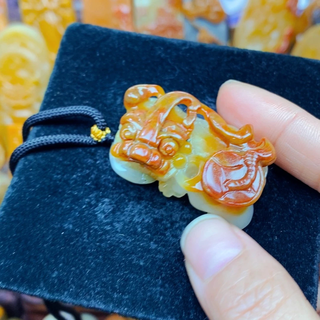 未镶嵌石英质玉（黄龙玉）颈饰