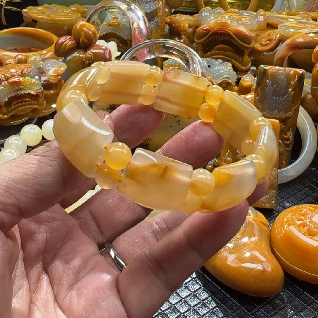 颈饰未镶嵌石英质玉