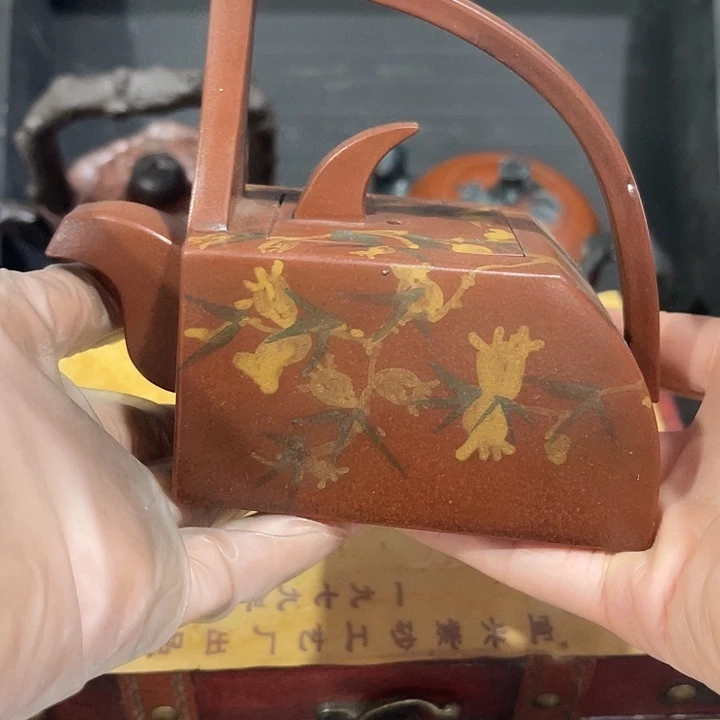 茶壶紫泥原矿泥料手工制作的一把紫砂壶。