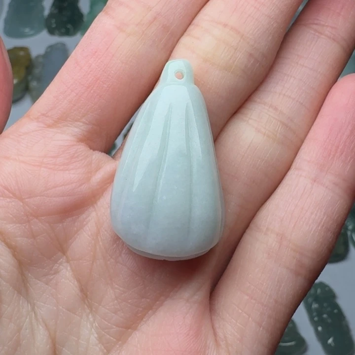 翡翠未镶嵌颈饰莲蓬