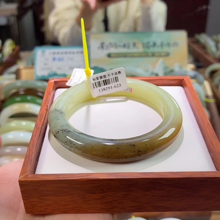 和田玉未镶嵌手镯32。 57