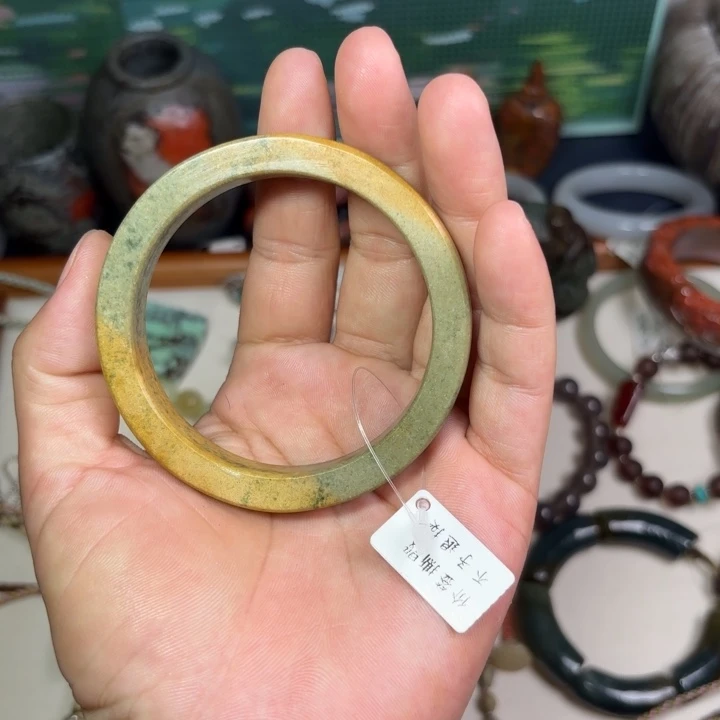 炫***y颈饰未镶嵌岫岩河磨玉（透闪石质玉）