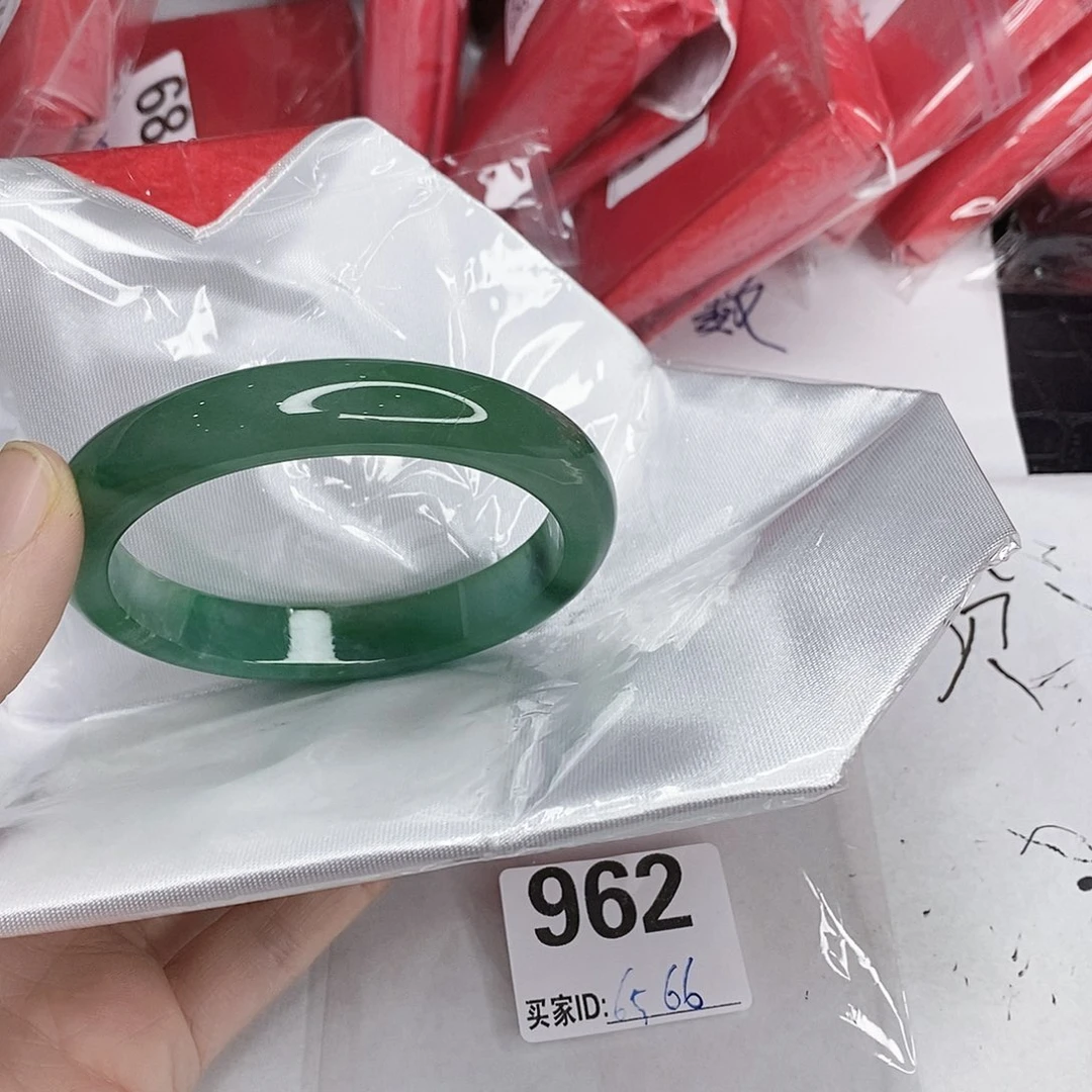 翡翠未镶嵌手镯一图一物实物为准（微瑕处理）