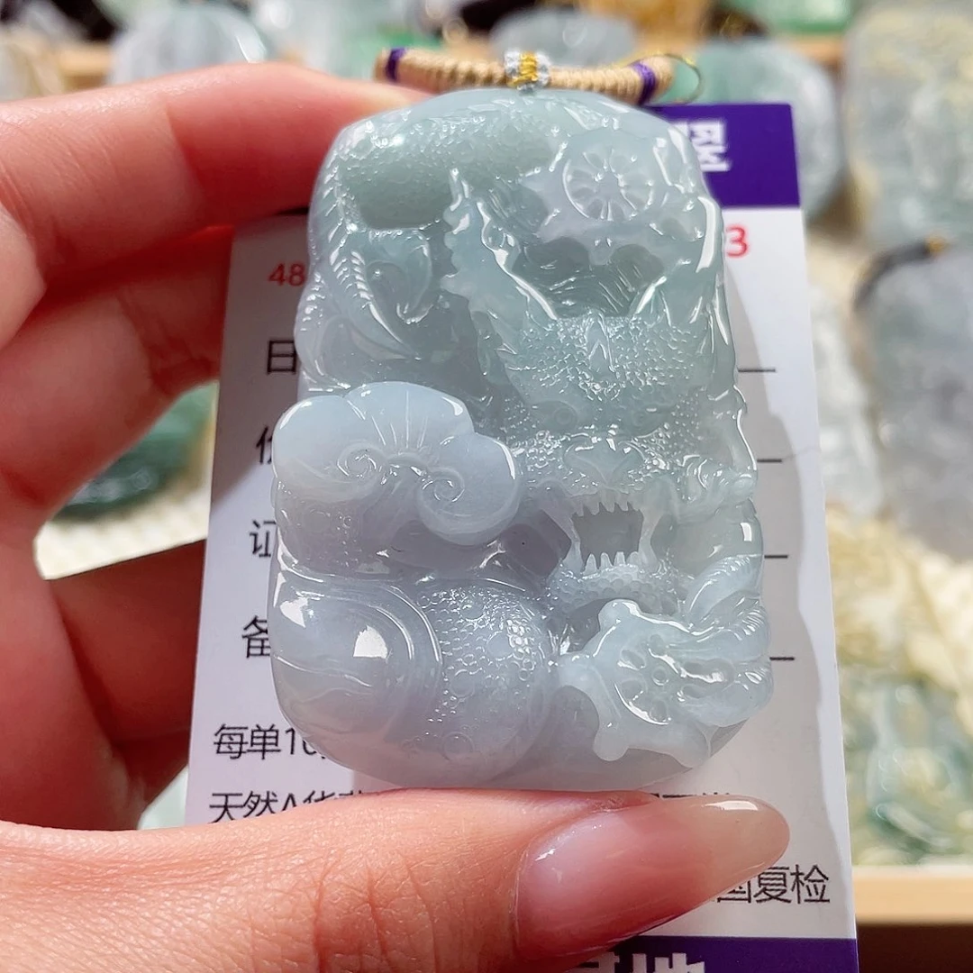 翡翠未镶嵌颈饰龙
