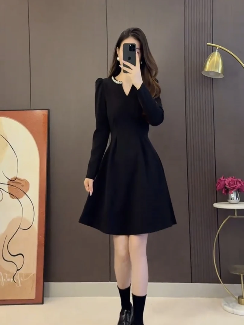 大码女装收腰气质V领烫钻拼接小黑裙2025秋冬胖mm遮肚显瘦连衣裙