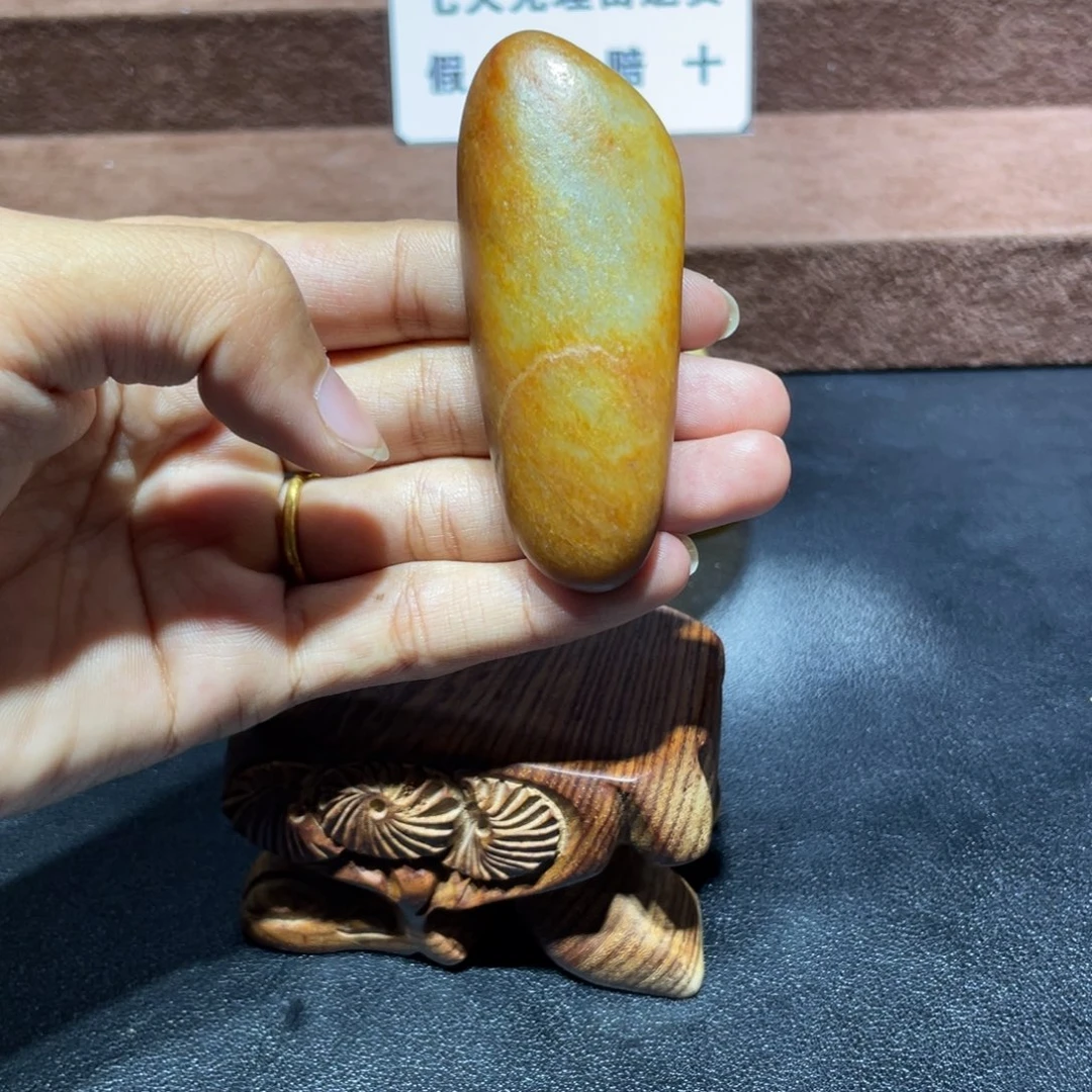 和田玉（糖玉）未镶嵌挂件55.7克