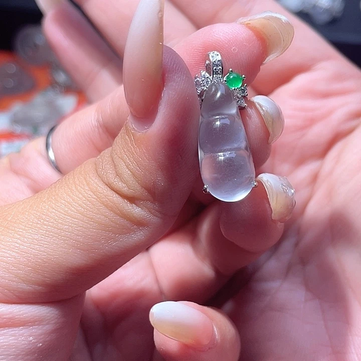 熊***石英质玉未镶嵌颈饰