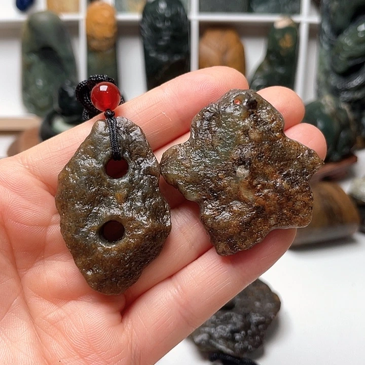 未镶嵌岫岩河磨玉（透闪石质玉）挂件九*狐