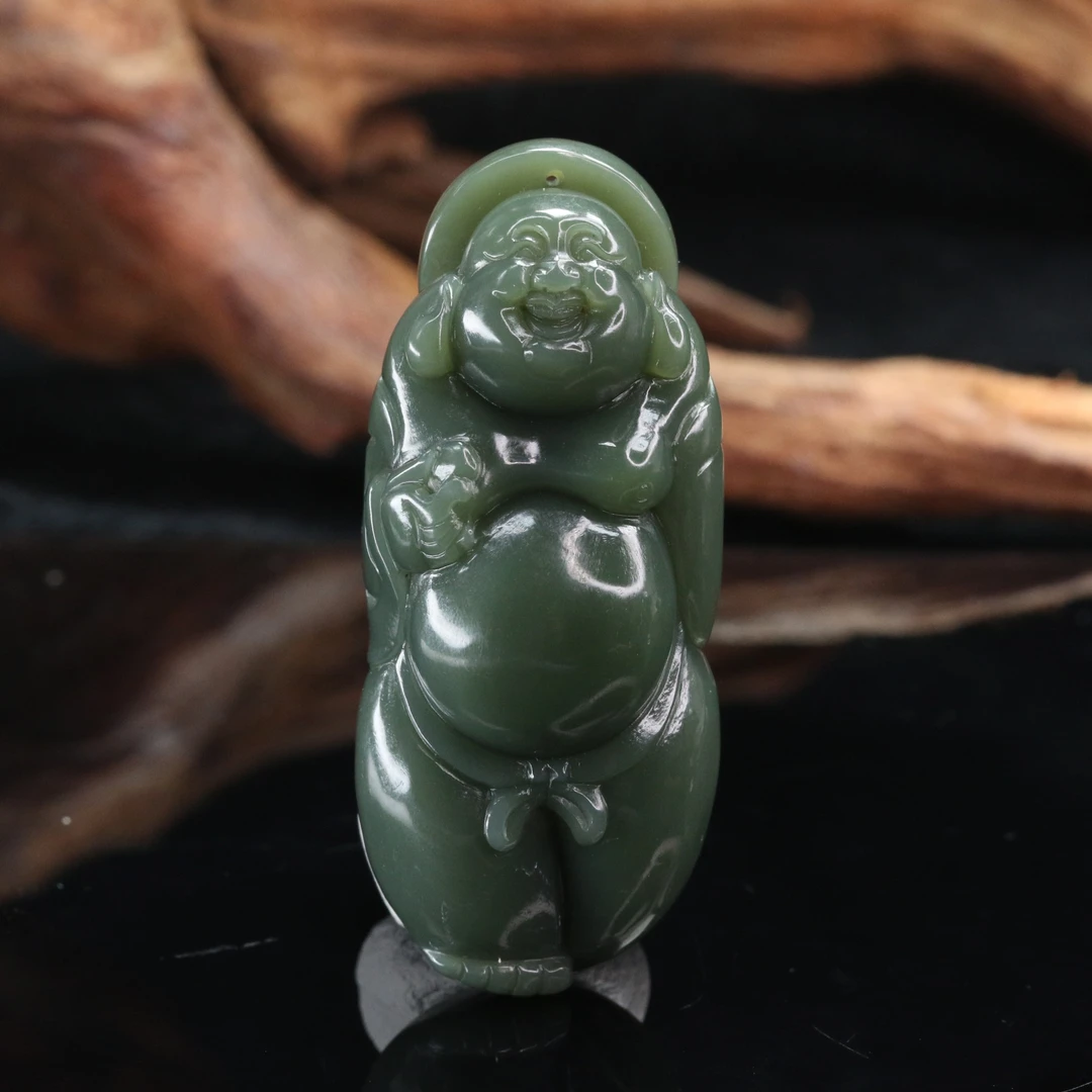 18和田玉沙枣青站佛吊坠/101557上海嘉禾拍卖