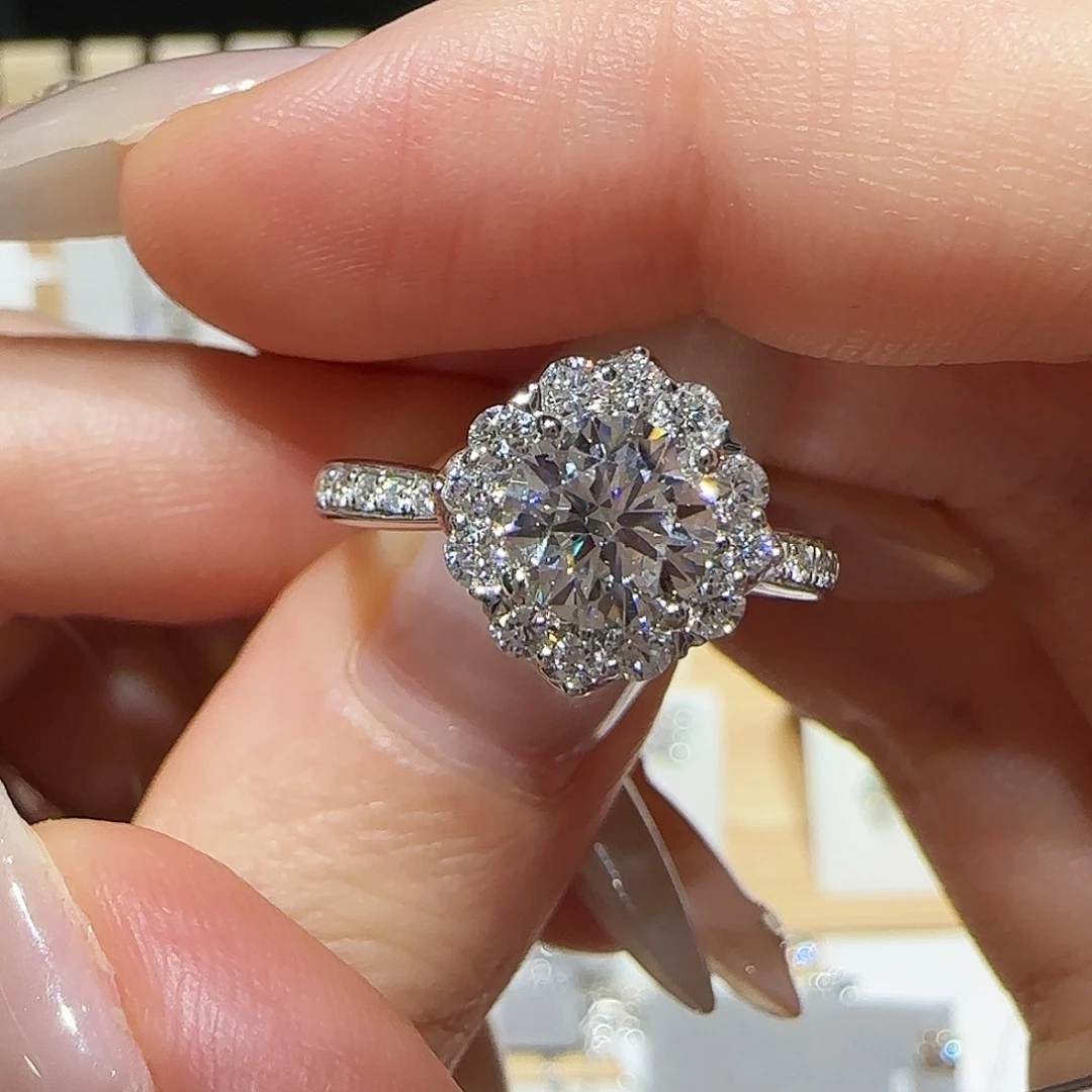 18K金镶嵌实验室培育钻石一卡灿若星辰vvs