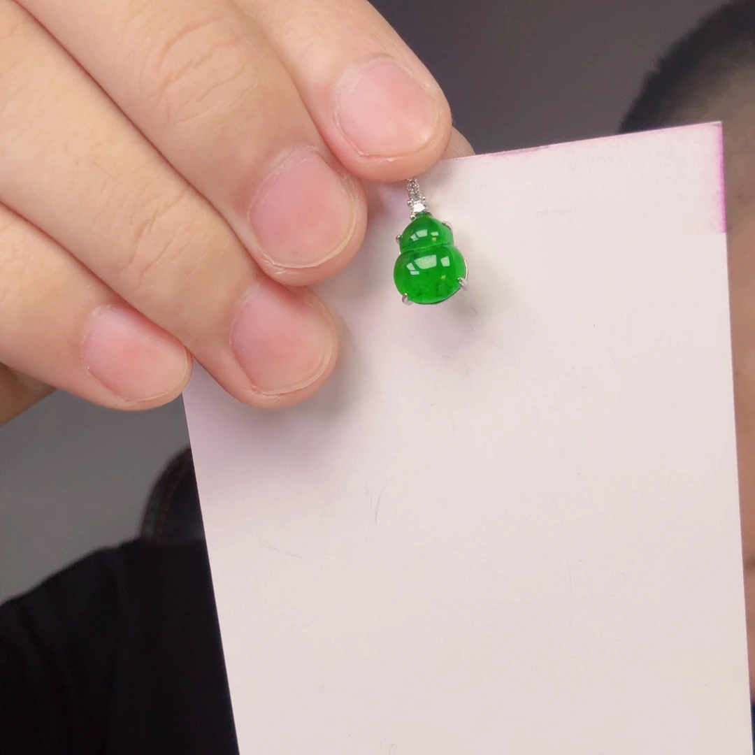 翡翠未镶嵌颈饰一件