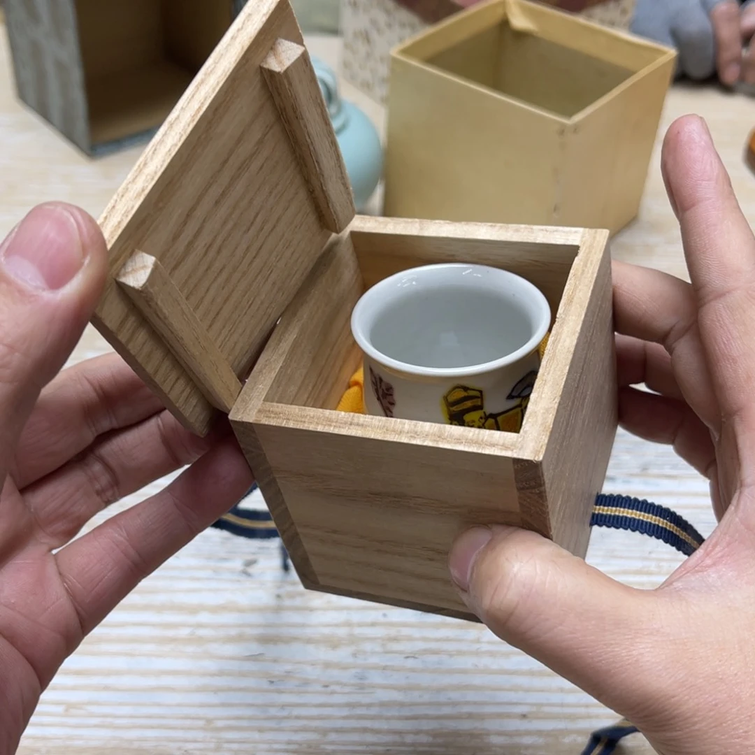 瓷片慢*羊密密麻麻地排列着一个