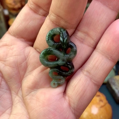 蛇纹石玉颈饰未镶嵌