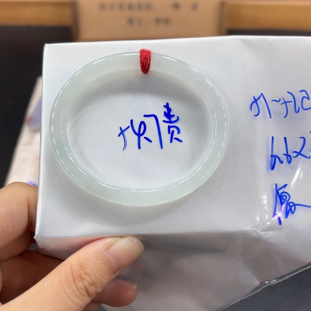 翡翠手镯未镶嵌翡翠